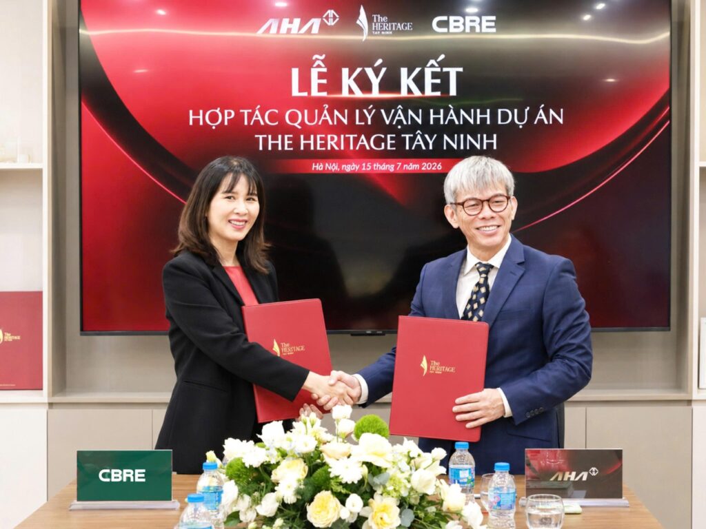 Đại diện AHA Việt Nam và CBRE Việt Nam thực hiện nghi thức ký kết hợp tác chiến lược