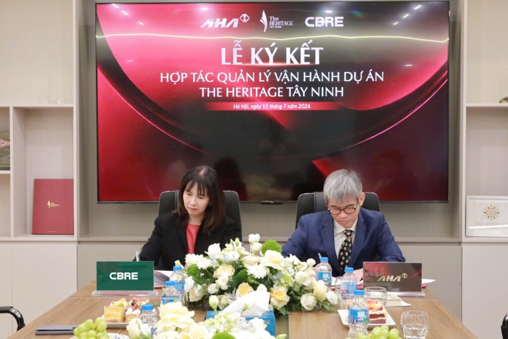Đại diện AHA Việt Nam và CBRE Việt Nam thực hiện nghi thức ký kết hợp tác chiến lược