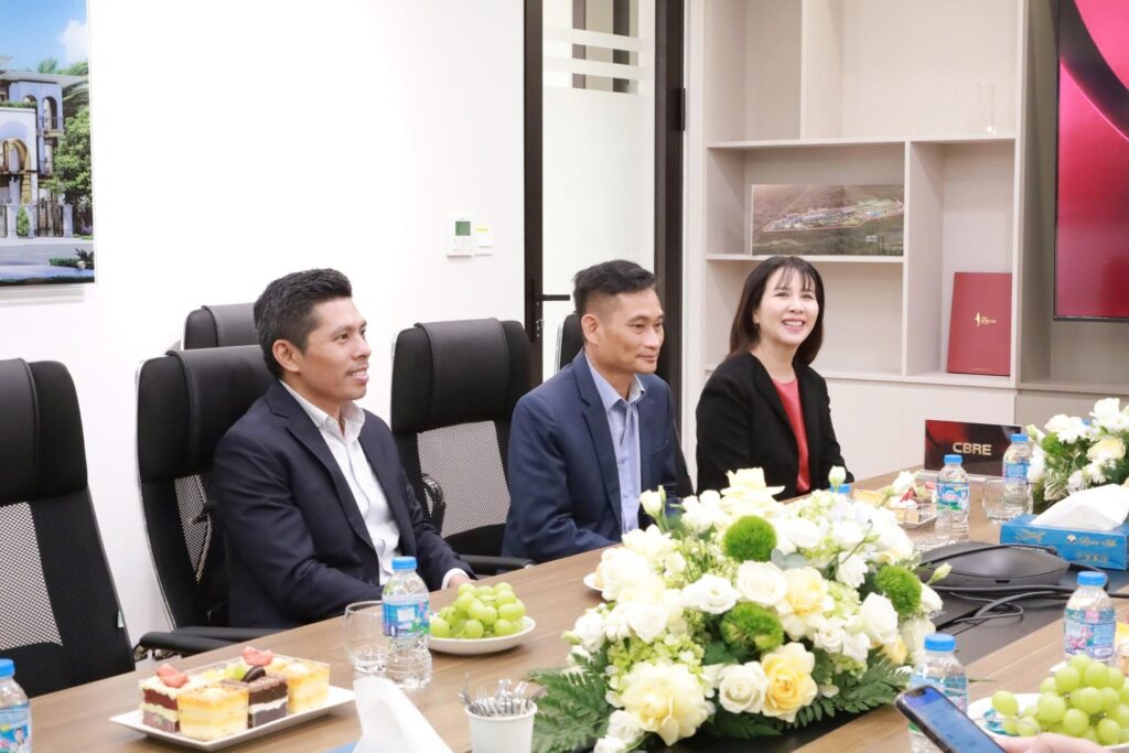 Đại diện AHA Việt Nam và CBRE Việt Nam thực hiện nghi thức ký kết hợp tác chiến lược